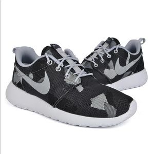 Nike Women’s Roshe One grey camo